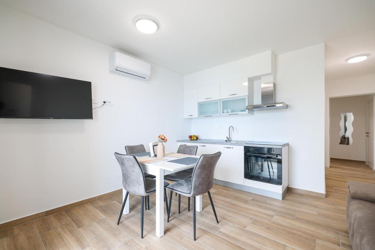 Beachfront Apartments Tic With Seaview Miletici Екстериор снимка