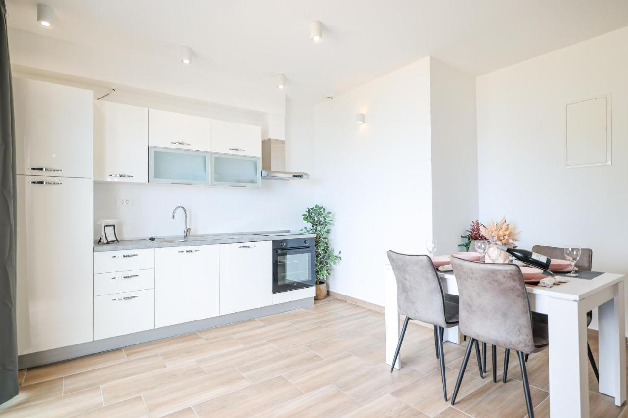 Beachfront Apartments Tic With Seaview Miletici Екстериор снимка
