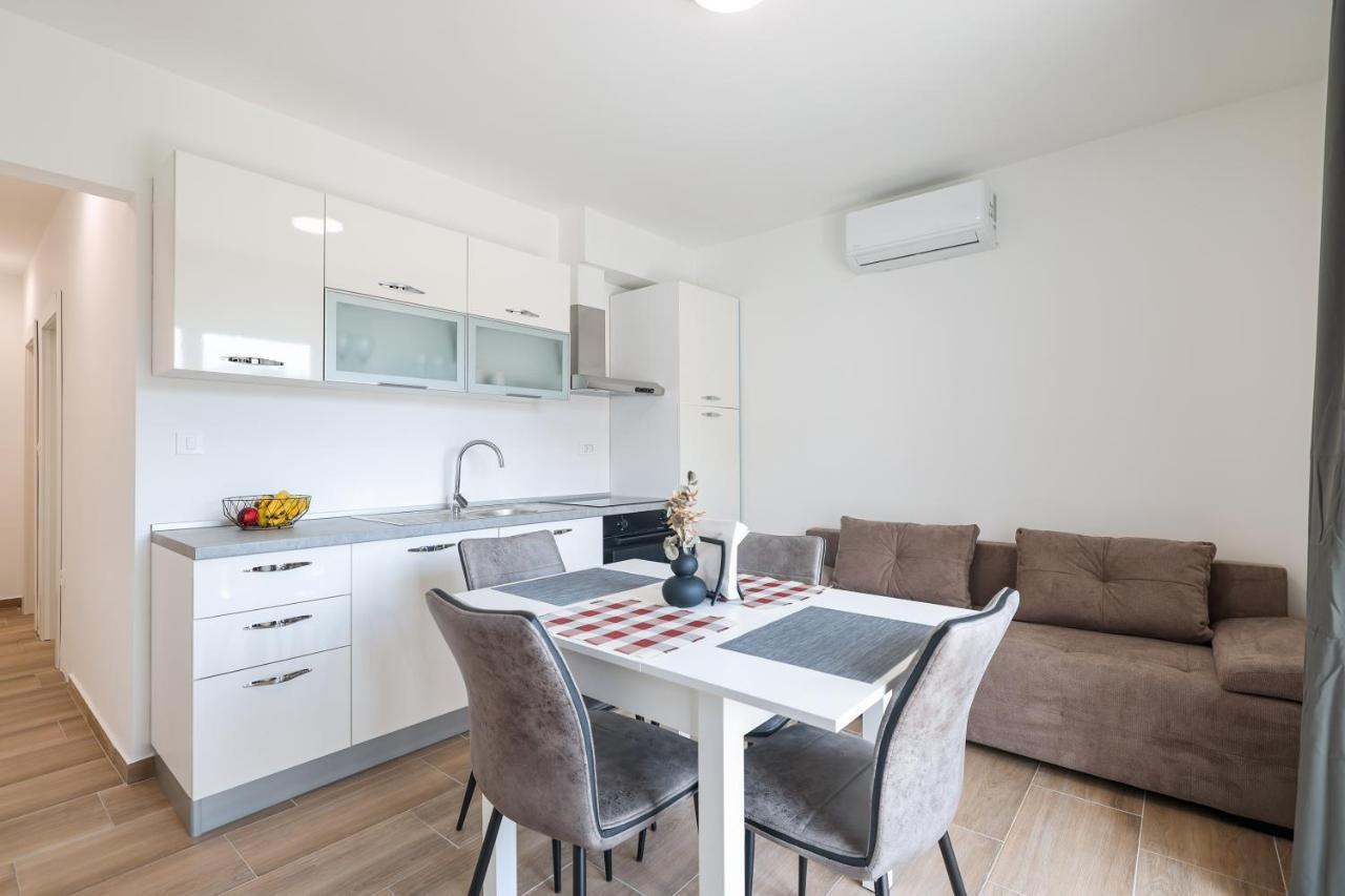 Beachfront Apartments Tic With Seaview Miletici Екстериор снимка